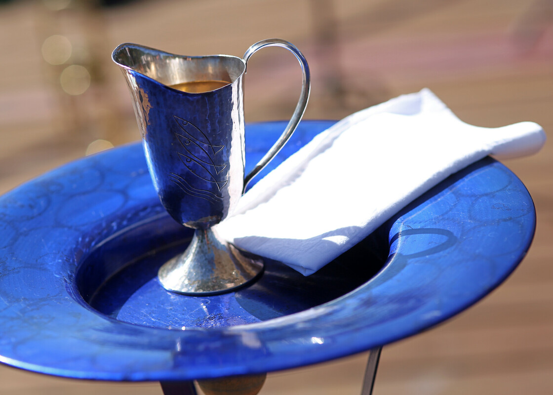 blaue Taufschale mit silbernem Wasserkrug