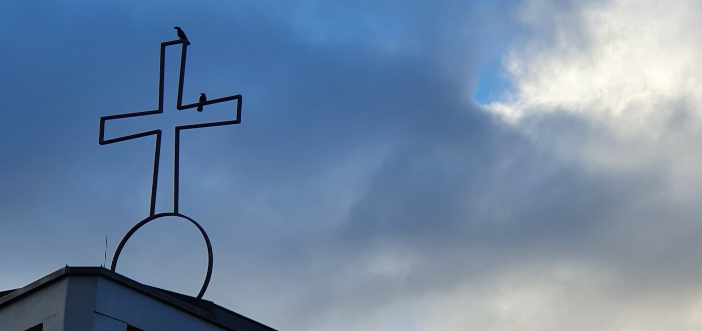 Bild von einem Kreuz mit Vögeln